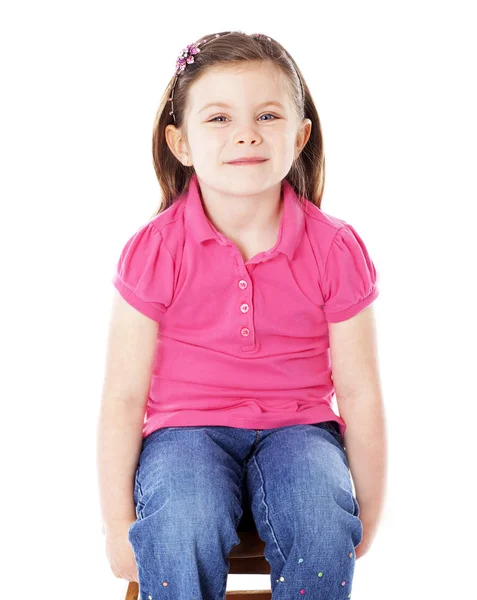 Menina feliz sentado em um banquinho — Fotografia de Stock