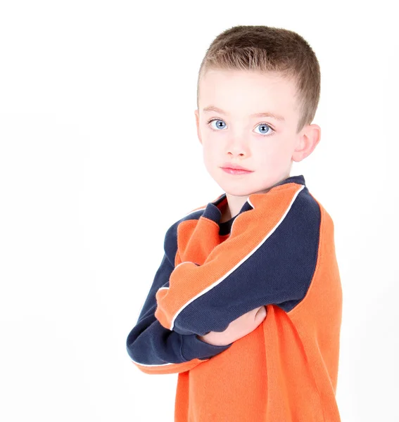 Niño con los brazos cruzados aislado en blanco —  Fotos de Stock