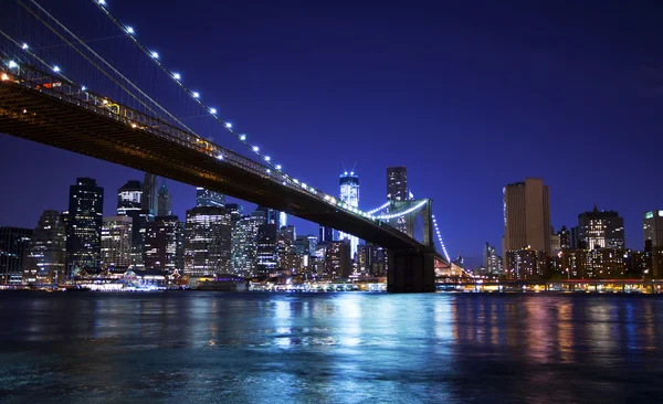 Puente de Brooklyn y horizonte por la noche Imagen de stock
