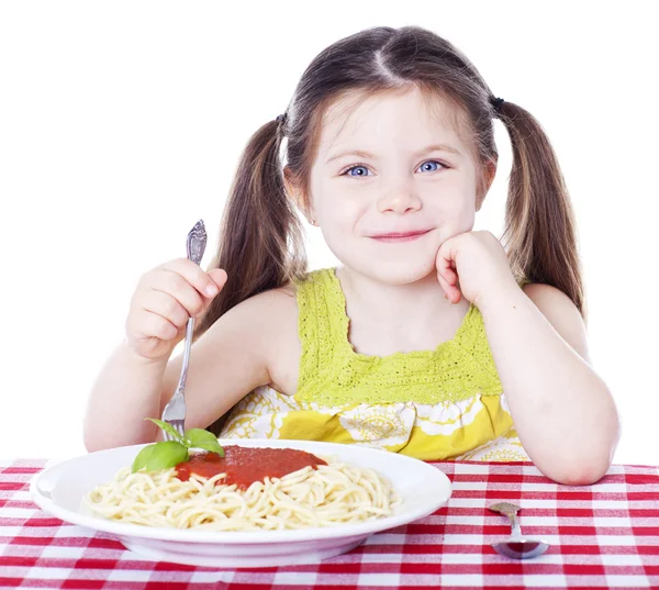 Krásná dívka jí misku těstovin s omáčkou — Stock fotografie