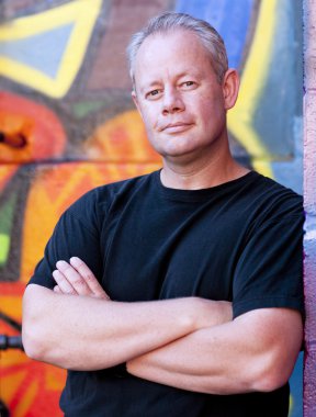 kentsel graffiti arka planı olan adam