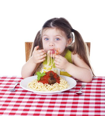 makarna ağzına sokmaya kız