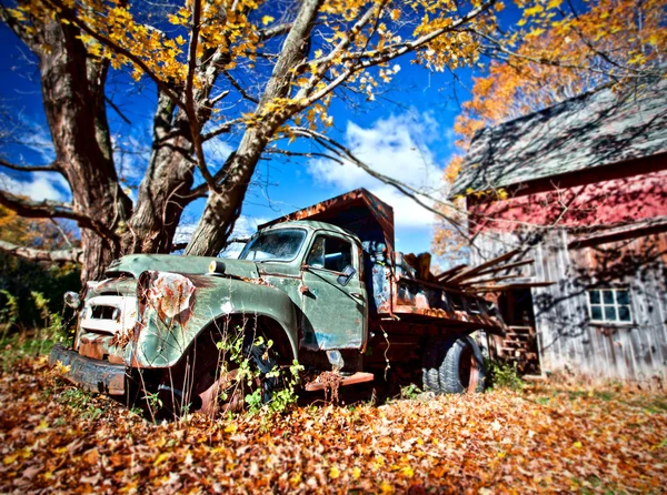 Изображение старого заброшенного грузовика и амбара — стоковое фото