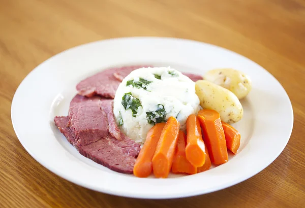 Traditional corned beef dinner — Stock Photo, Image