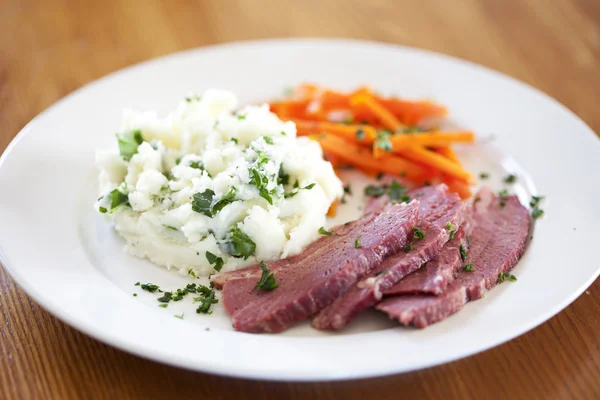 Cena tradicional de carne en conserva Fotos De Stock Sin Royalties Gratis