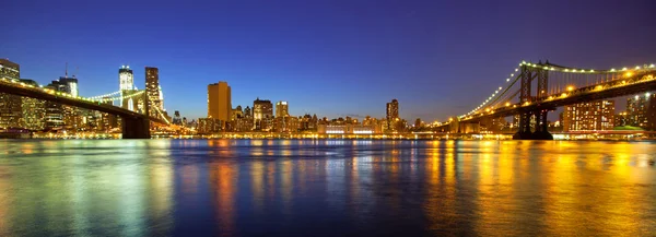 Weergave van manhattan en brooklyn bruggen en skyline in de nacht — Stockfoto