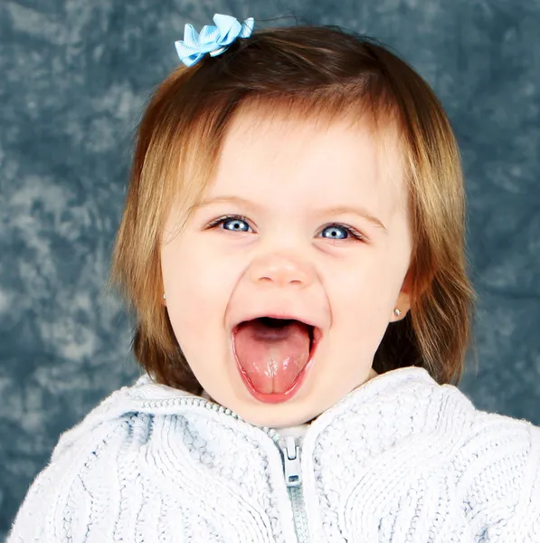 Mutlu bebek kız stüdyo portre — Stok fotoğraf