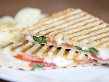 ızgara caprese sandviç