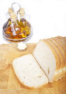 yağ ile sirke ile taze dilimlenmiş ekmek