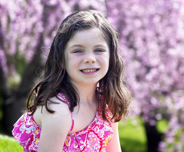 Ragazzina felice fuori in un parco — Foto Stock