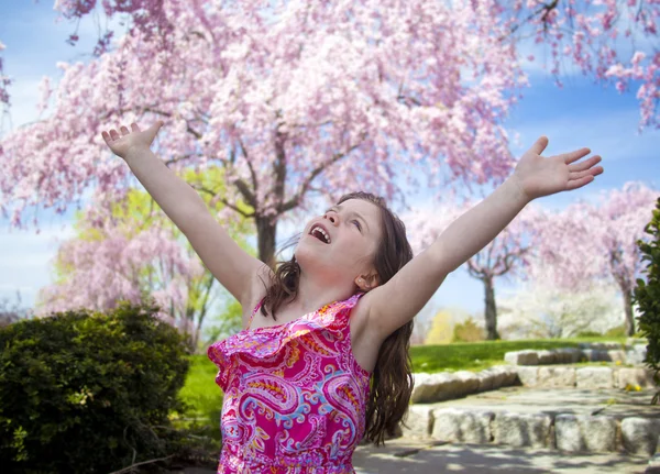 Giovane ragazza che prende un respiro profondo godendo la libertà — Foto Stock