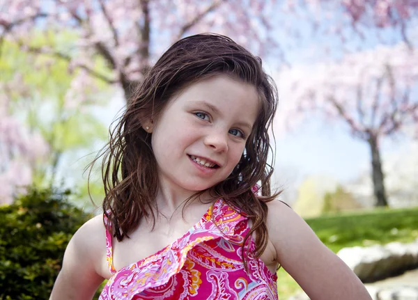 Glückliches kleines Mädchen in einem Park — Stockfoto