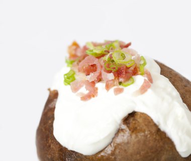 fırında patates boşaltmak beyaz zemin üzerine yüklendi