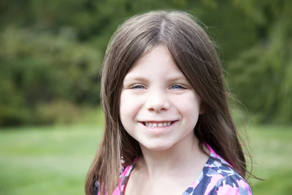 Jolie jeune fille portrait souriant à l'extérieur — Photo