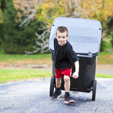 genç çocuk çöp getirmek için yukarı driveway