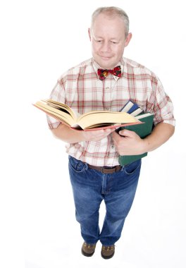 Orta yaşlı adam kitap okuma