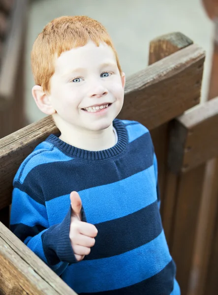 Ingwerjunge mit erhobenen Daumen — Stockfoto