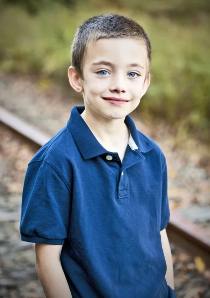 Beau garçon souriant portrait extérieur — Photo