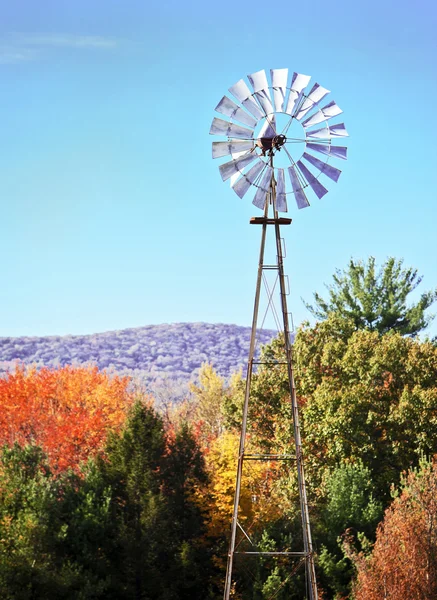 Moulin à vent parmi les belles feuilles d'automne — Photo