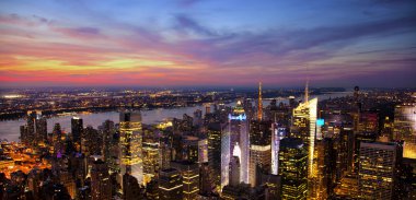 gün batımında new York'un siluetinin havadan görünümü