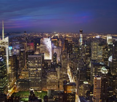 gün batımında new York'un siluetinin havadan görünümü