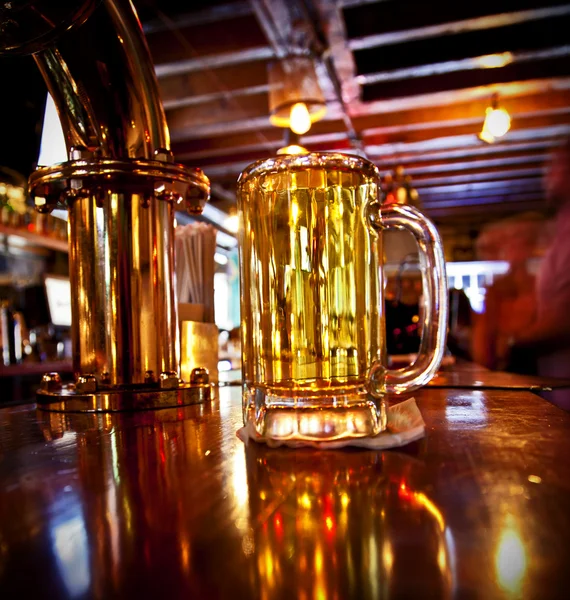 Cerveza fría en un bar — Foto de Stock