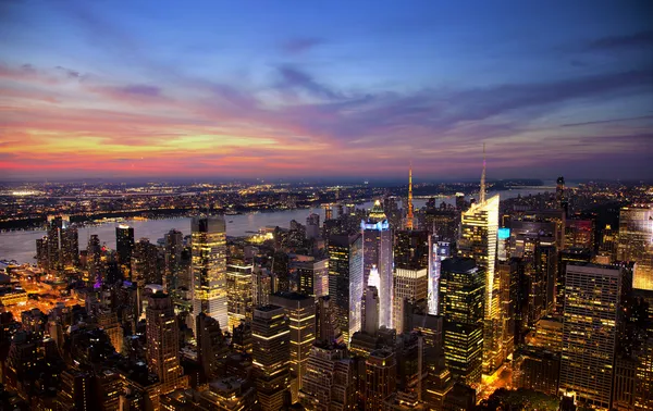 Luftaufnahme der Skyline von New York bei Sonnenuntergang Stockbild