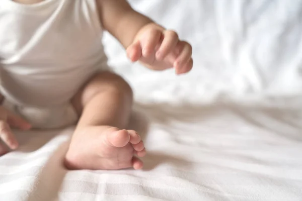 Bebé Bonito Sentado Cama Branca Quarto Espaço Foco Seletivo Para — Fotografia de Stock