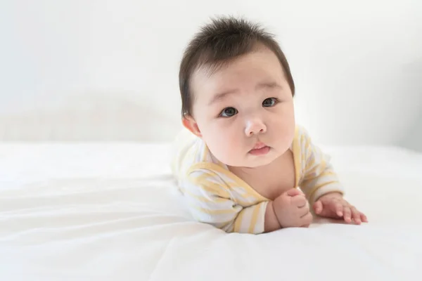 Портрет Милой Маленькой Азиатской Малышки Телесном Костюме Лежащем Белых Простынях — стоковое фото