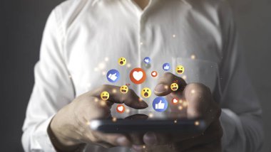 Sosyal medya ve dijital online konsept. Sosyal medyada akıllı telefon kullanan bir iş adamı. Tatilde yaşamak ve sosyal medyada oynamak. Sosyal Mesafe, Evden Çalışma kavramı.