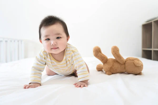 Retrato Bonito Pouco Asiático Bebê Menina Vestindo Bodysuit Deitado Branco — Fotografia de Stock