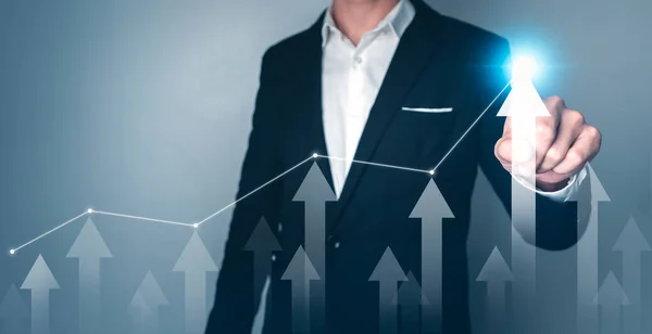 矢印グラフ企業の将来の成長計画を指してビジネスマン 成功と成長の概念へのビジネス開発 — ストック写真