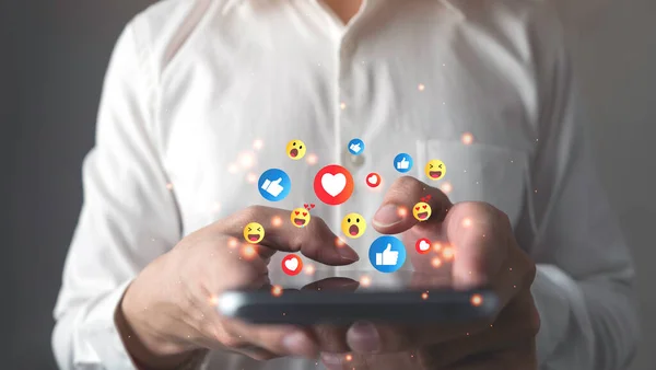 Социальные Медиа Цифровая Онлайн Концепция Бизнесмен Использует Смартфон Социальными Сетями — стоковое фото