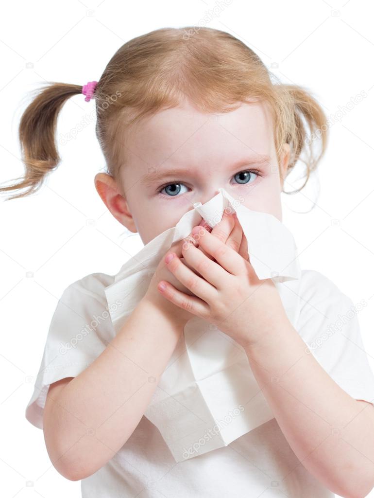 Nariz de limpeza infantil com tecido isolado em branco  Stock Photo