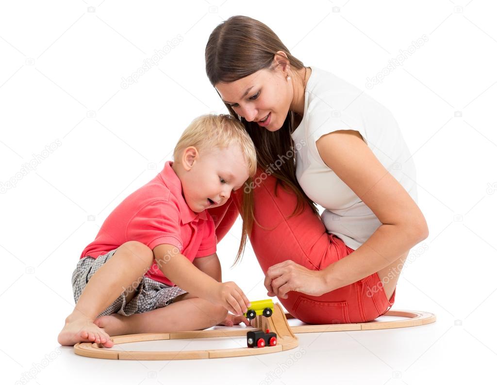 Çocuk çocuk ve onun anne blok oyuncakla oynamak 