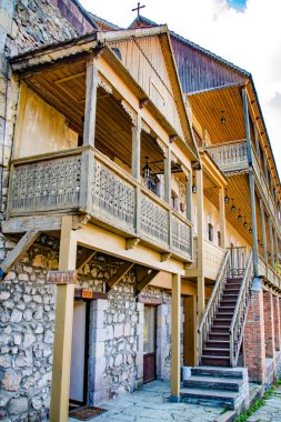 Eşsiz, güzel, eski bir ev. Evlerin güzel mimarisi. Güzel balkonlu evler. Ahşap tatil evleri