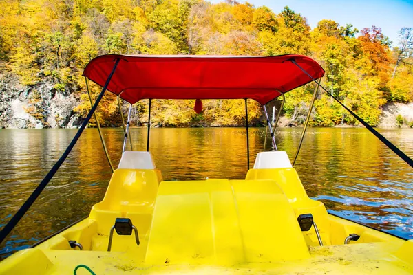 Herbsttag Boot Auf Dem See Herbstwald Gelbe Blätter Von Bäumen — Stockfoto