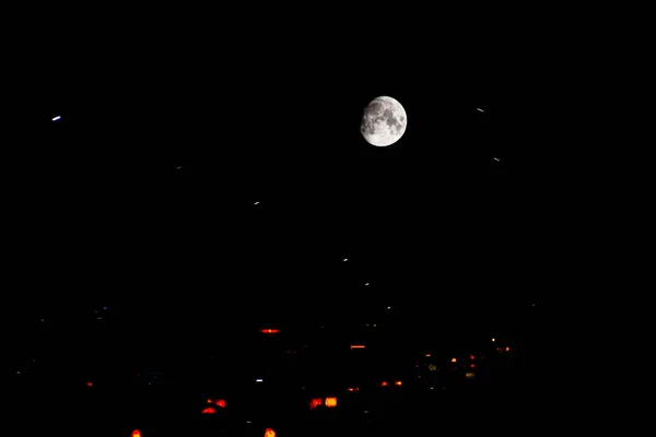 モーター道路を背景に巨大な月 夜の車のトラフィックと月 道路上の車の動きと空の月 — ストック写真