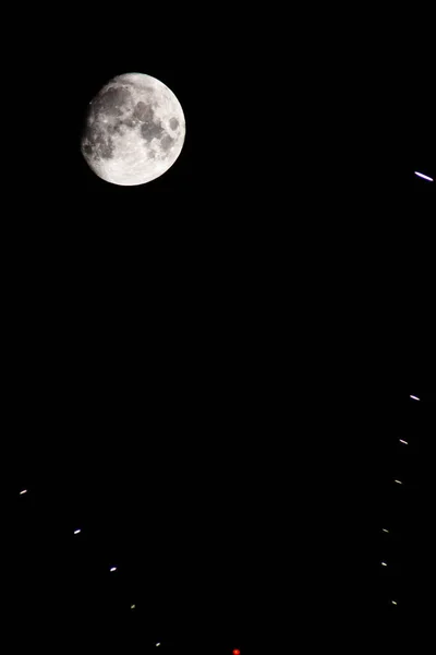 モーター道路を背景に巨大な月 夜の車のトラフィックと月 道路上の車の動きと空の月 — ストック写真