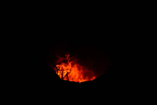 地面からの赤い火 地球は燃えている 火の炎 — ストック写真