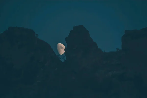 山の頂上に月 美しい夜景 素晴らしい自然 幻想的な山の峰と月 山と月のある素晴らしい夜の風景 — ストック写真