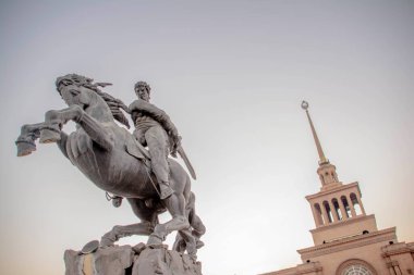 Erivan, Ermenistan 'daki David Sasunskiy anıtı. Ellerinde taş olan eski bir at heykeli. At süren adam heykeli