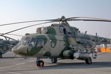 Havaalanında bir helikopter var. Helikopterlerin fotoğrafları ve resimleri.
