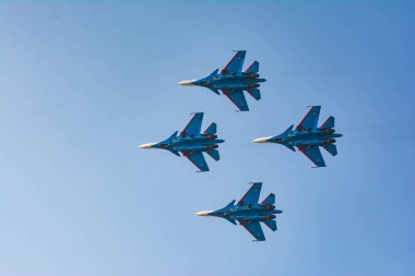 Askeri uçağın güzel fotoğrafı. Gökyüzünde hava durumu. Avcılar havada süzülüyor. Savaşta bombacılar.