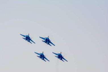 Askeri uçağın güzel fotoğrafı. Gökyüzünde hava durumu. Avcılar havada süzülüyor. Savaşta bombacılar.