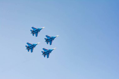 Askeri uçağın güzel fotoğrafı. Gökyüzünde hava durumu. Avcılar havada süzülüyor. Savaşta bombacılar.