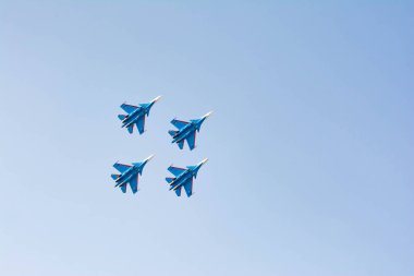 Askeri uçağın güzel fotoğrafı. Gökyüzünde hava durumu. Avcılar havada süzülüyor. Savaşta bombacılar.