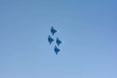 Askeri uçağın güzel fotoğrafı. Gökyüzünde hava durumu. Avcılar havada süzülüyor. Savaşta bombacılar.