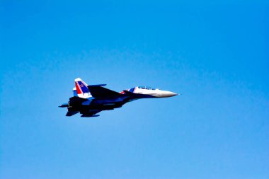 Savaş uçağı uçuyor. Gökyüzündeki savaşçı. Su-30 bombardıman uçağı gökyüzünde. Havacılık - Rusya Federasyonu Hava Kuvvetleri