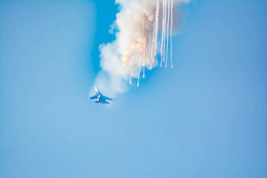 Savaş uçağı Su-30. Askeri uçaklar havada havai fişek gösterisi başlattı. Aerobatik takımlar Rus Şövalyeleri. Mavi gökyüzünde bombardıman uçağı
